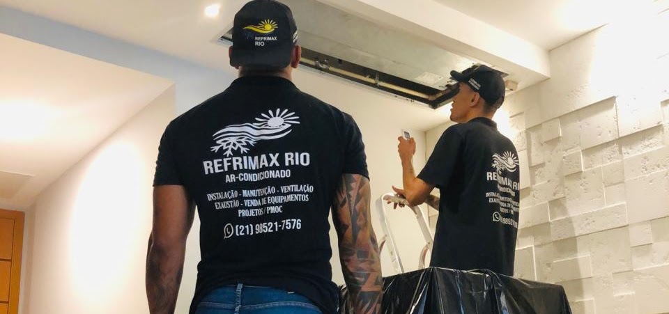 Profissional RefriMax Rio realizando manutenção de ar condicionado